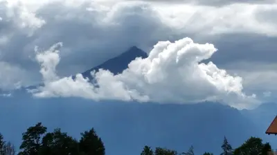Ein allgemeiner Bergblick oder ein Berglick von des Hotels aus