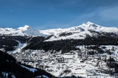 Ein allgemeiner Bergblick oder ein Berglick von der Lodge aus