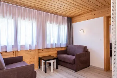 Ein Sitzbereich in der Unterkunft Hôtel Alpina - Swiss Ski & Bike Lodge Grimentz