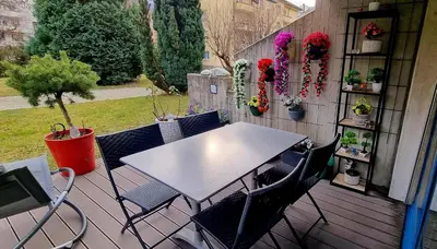 Ein Garten an der Unterkunft Appartement avec terrasse et parking
