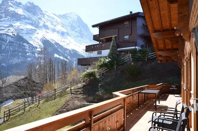 Ein allgemeiner Bergblick oder ein Berglick von des Ferienhauses aus