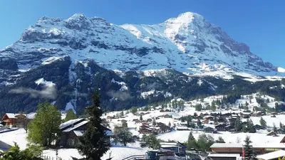 Ein allgemeiner Bergblick oder ein Berglick von der Ferienwohnung aus