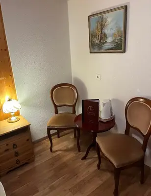 Ein Sitzbereich in der Unterkunft Historic Hotel Steinbock