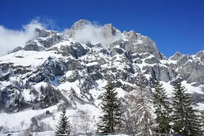 Ein allgemeiner Bergblick oder ein Berglick von des Hotels aus