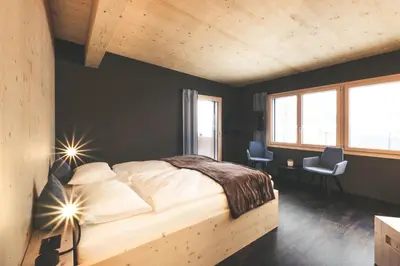 Ein Bett oder Betten in einem Zimmer der Unterkunft Frutigresort