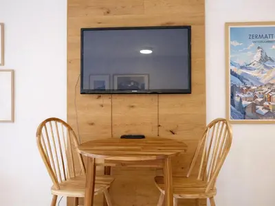 TV/Unterhaltungsangebot in der Unterkunft Bright studio with balcony & view to the Matterhorn