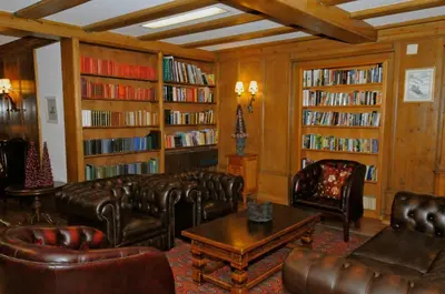 Die Bibliothek im Hotel