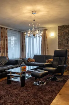 Ein Sitzbereich in der Unterkunft Villa Alpenhof
