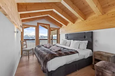 Ein Bett oder Betten in einem Zimmer der Unterkunft Chalet Marmotte, à seulement 50m de la piste