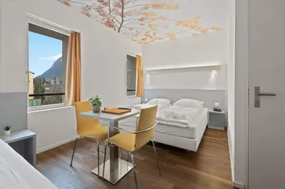 Ein Sitzbereich in der Unterkunft Hôtel de la Poste Sierre