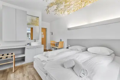 Ein Bett oder Betten in einem Zimmer der Unterkunft Hôtel de la Poste Sierre