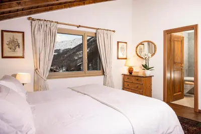 Ein Bett oder Betten in einem Zimmer der Unterkunft Chalet and Penthouse Zen, two Properties, 100m from Ski Lift and Piste