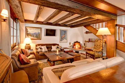 Ein Sitzbereich in der Unterkunft Chalet and Penthouse Zen, two Properties, 100m from Ski Lift and Piste