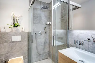 Ein Badezimmer in der Unterkunft Chalet and Penthouse Zen, two Properties, 100m from Ski Lift and Piste