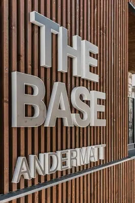 Ein Zertifikat, Auszeichnung, Logo oder anderes Dokument, das in der Unterkunft The Base Andermatt ausgestellt ist