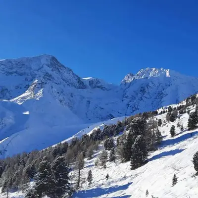 Ein allgemeiner Bergblick oder ein Berglick von der Ferienwohnung aus