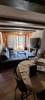 Ein Sitzbereich in der Unterkunft Le Panorama - Appartement 54 à Arolla face aux montagnes à 150m des pistes