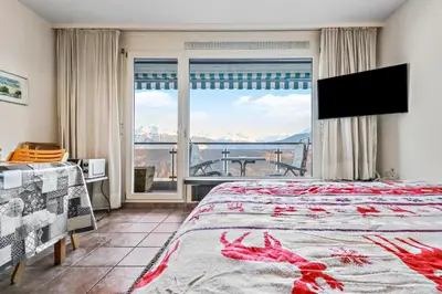 Ein Bett oder Betten in einem Zimmer der Unterkunft Appartement à Crans-Montana - avec magnifique vue sur la vallée