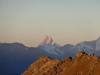 Ein allgemeiner Bergblick oder ein Berglick von des Hotels aus