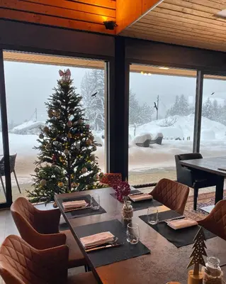 Ein Sitzbereich in der Unterkunft Woodland Village Anzère