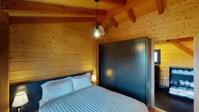 Ein Bett oder Betten in einem Zimmer der Unterkunft Woodland Village Anzère