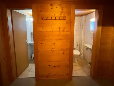 Ein Badezimmer in der Unterkunft Apartment Chalet Jungtalblick Chilcheri by Interhome