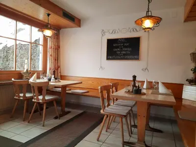 Ein Restaurant oder anderes Speiselokal in der Unterkunft Hotel Restaurant Waldrand, Isenfluh