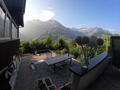 Ein allgemeiner Bergblick oder ein Berglick von der Ferienwohnung aus