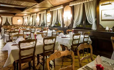 Ein Restaurant oder anderes Speiselokal in der Unterkunft Hotel Olympia