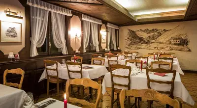 Ein Restaurant oder anderes Speiselokal in der Unterkunft Hotel Olympia