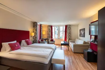 Ein Bett oder Betten in einem Zimmer der Unterkunft Hotel Krebs Interlaken