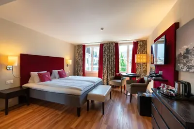 Ein Bett oder Betten in einem Zimmer der Unterkunft Hotel Krebs Interlaken
