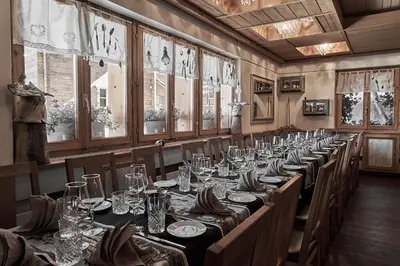 Ein Restaurant oder anderes Speiselokal in der Unterkunft Hotel Marmotte