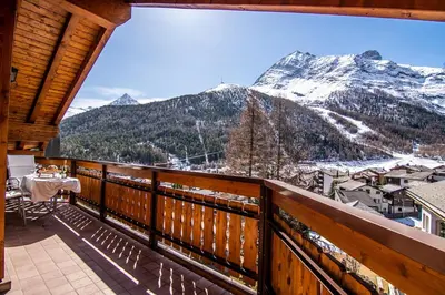 Ein allgemeiner Bergblick oder ein Berglick von der Ferienwohnung aus