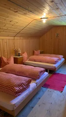 Ein Bett oder Betten in einem Zimmer der Unterkunft Berghaus Iffigenalp