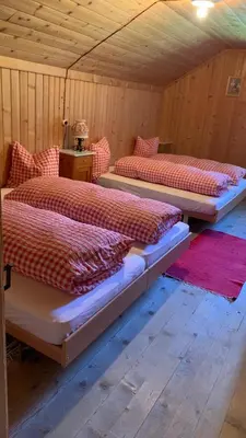 Ein Bett oder Betten in einem Zimmer der Unterkunft Berghaus Iffigenalp