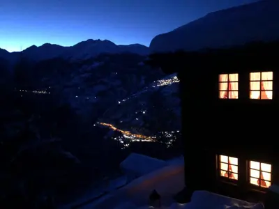 Ein allgemeiner Bergblick oder ein Berglick von des Bed & Breakfasts aus