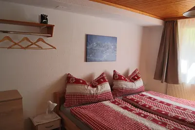 Ein Bett oder Betten in einem Zimmer der Unterkunft Harri's BnB in Kandersteg, Ferienwohnung