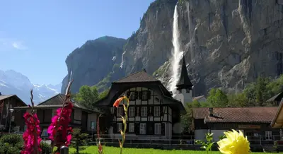 Ein allgemeiner Bergblick oder ein Berglick von des Campingplatzes aus