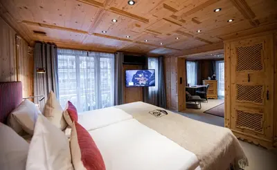 Ein Bett oder Betten in einem Zimmer der Unterkunft Tradition Julen Hotel