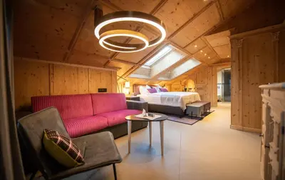 Ein Sitzbereich in der Unterkunft Tradition Julen Hotel