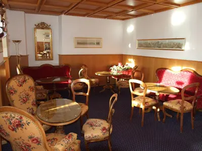 Ein Sitzbereich in der Unterkunft Hotel Bellevue - Traditional Swiss Hideaway