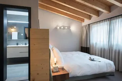 Ein Bett oder Betten in einem Zimmer der Unterkunft Modernes Apartment, beim Bahnhof by ZermattStays