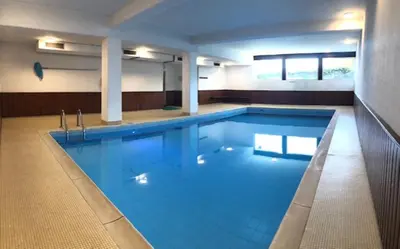 Der Swimmingpool an oder in der Nähe von Pied-à-terre in Crans-Montana, pool and view - Swiss Alps