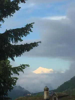 Ein allgemeiner Bergblick oder ein Berglick von des Ferienhauses aus