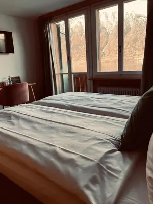 Ein Bett oder Betten in einem Zimmer der Unterkunft Boutique Hotel Bellevue B&B am Brienzersee Iseltwald Interlaken