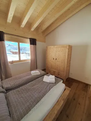 Ein Bett oder Betten in einem Zimmer der Unterkunft Alpen-Park Dachwohnung Ost