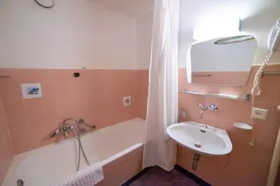 Ein Badezimmer in der Unterkunft Hotel Des Alpes - Restaurant & Pizzeria