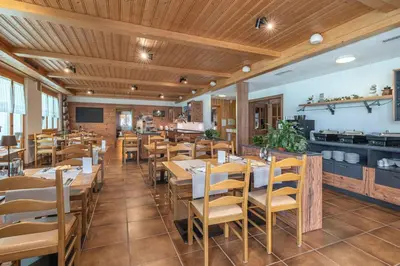 Ein Restaurant oder anderes Speiselokal in der Unterkunft Aktiv- und Genusshotel Alpenblick