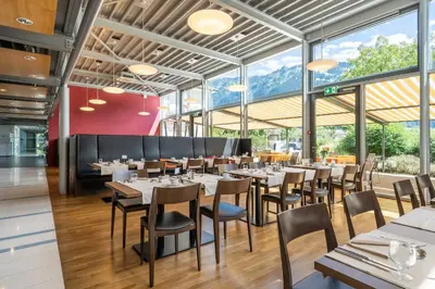 Ein Restaurant oder anderes Speiselokal in der Unterkunft Hotel Artos Interlaken
